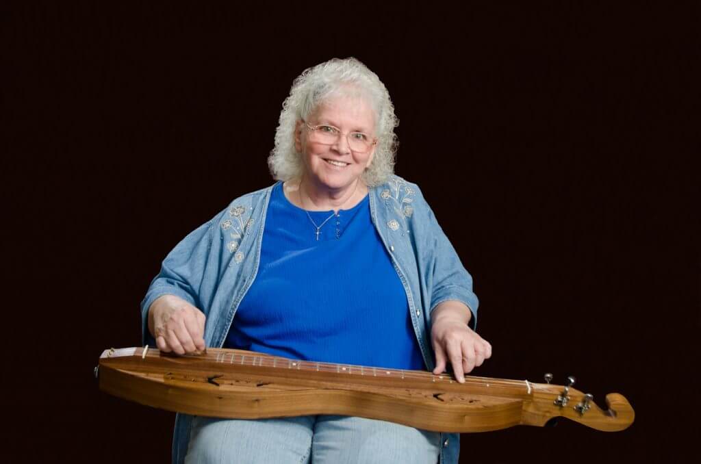 Best dulcimers: lady playing instrument